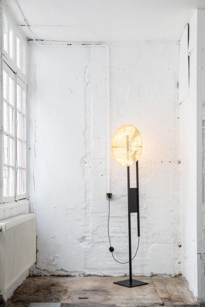 Lampe à poser sur mesure acier avec abat-jour en laiton. Design par Louis Denavaut. Vue allumée