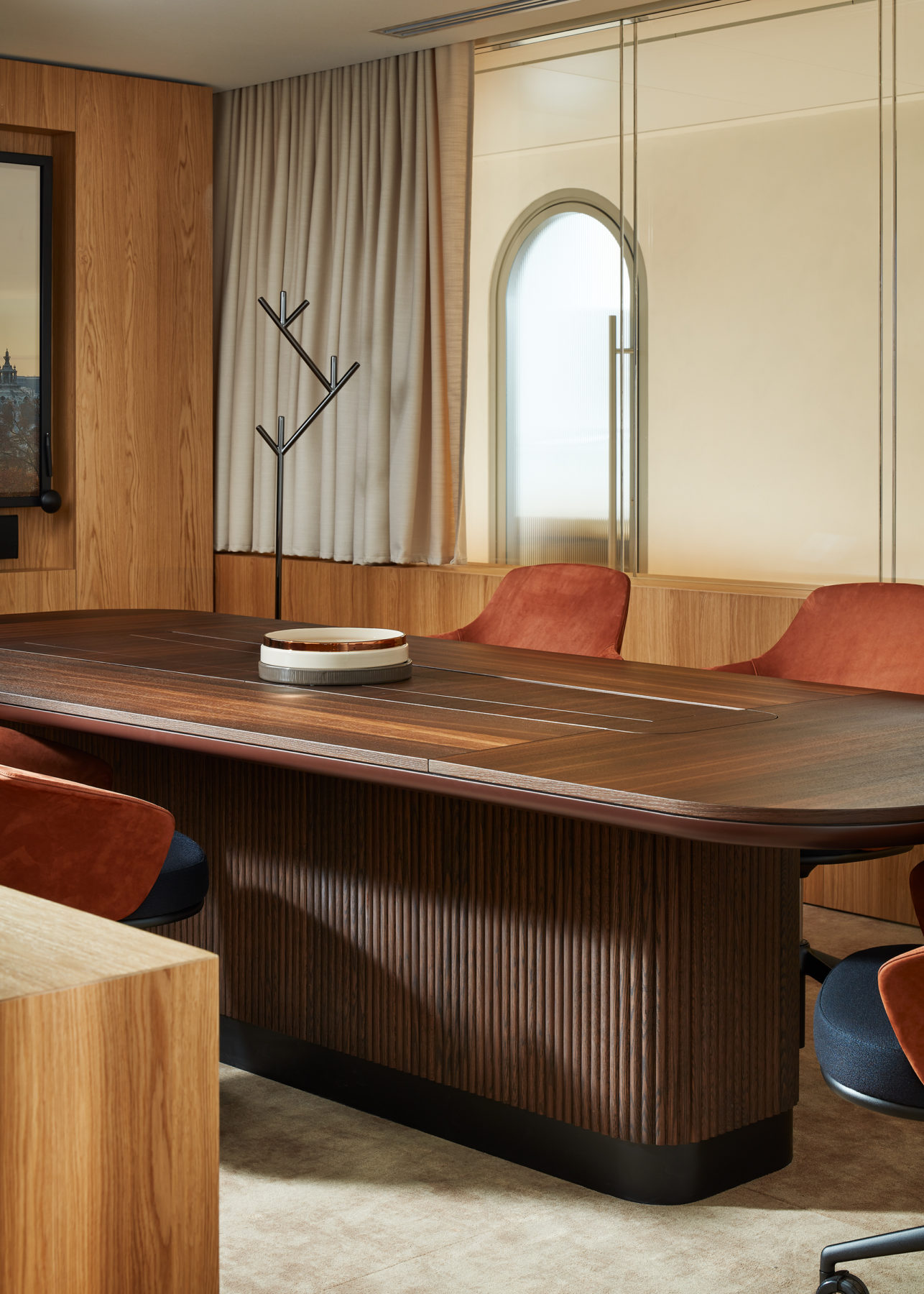 Salle de réunion - Fauteuil / chaise "Linus", porte-manteau métal "Perch" édité par La Manufacture et design par Nendo, écran encastré