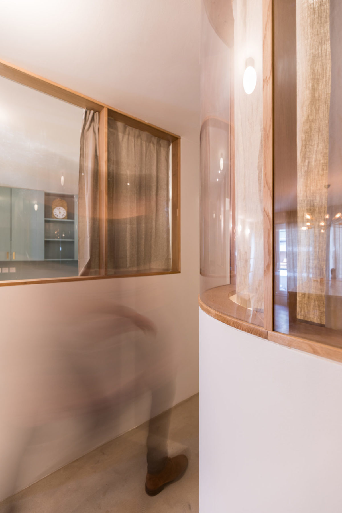 Cloison intérieure en verre bombé avec châssis en chêne. Inspiré par Alvaar Aalto