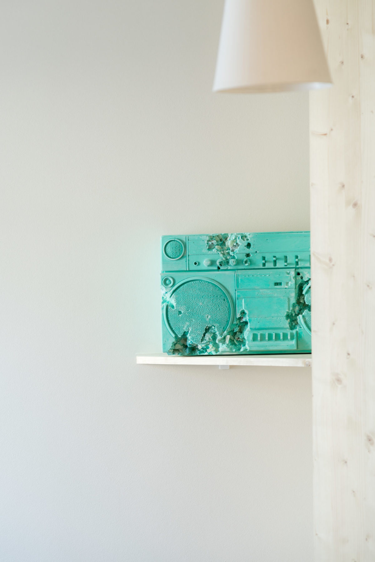 Sculpture radio / ghetto blaster en plâtre posée sur étagère, art contemporrain.