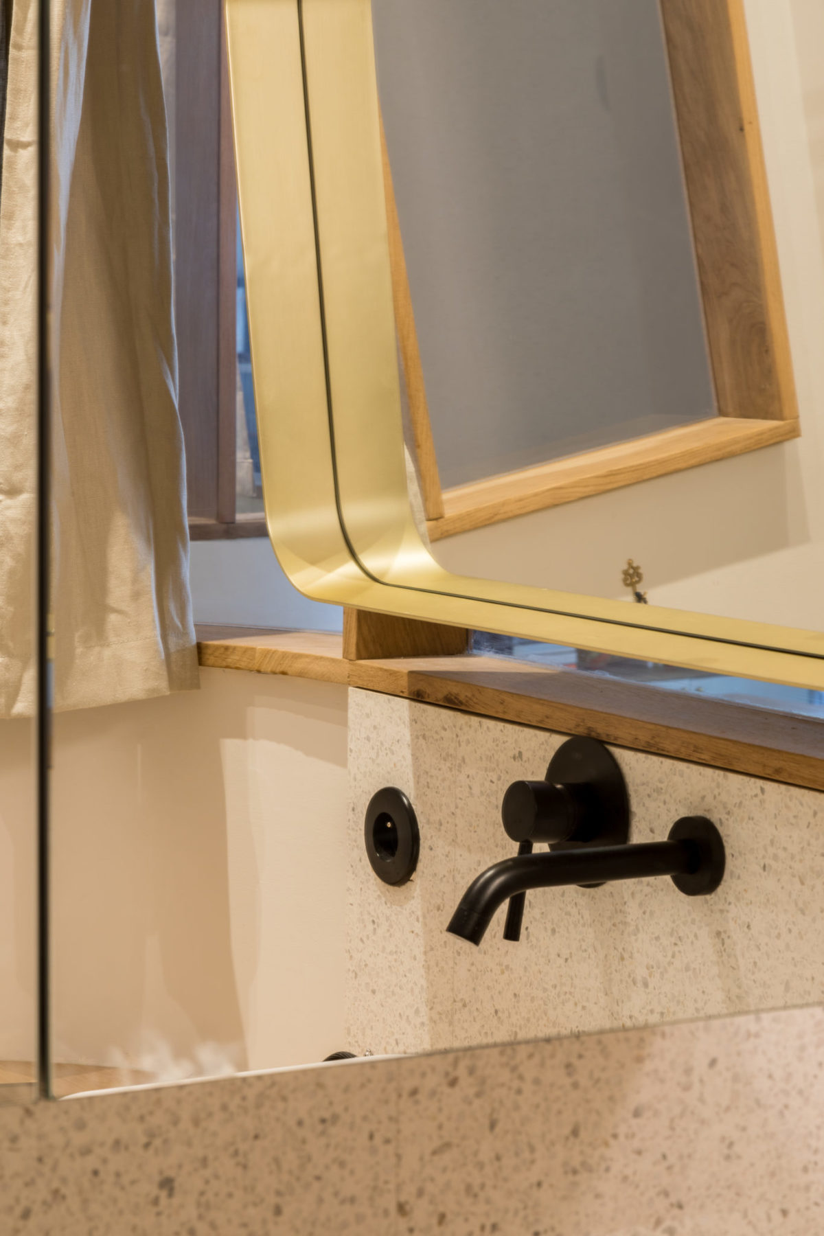 Salle de bains - Reflet miroir mur en terrazzo blanc et mitigeur noir encastré