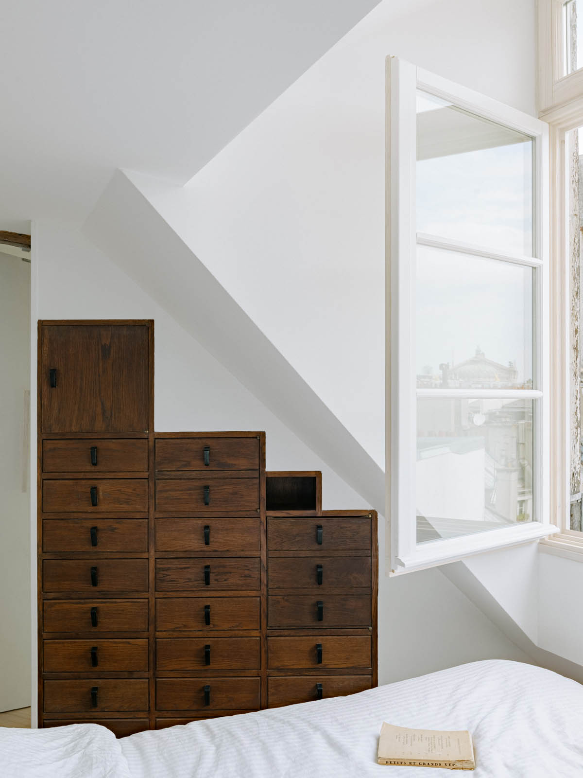 Chambre avec vue sur l'Opéra Garnier, meuble Art Déco sur-mesure;