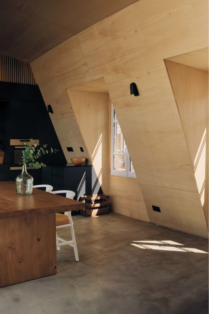 Surélévation de toiture d’inspiration japonaise et création d'une cuisine en bois de 40m2.