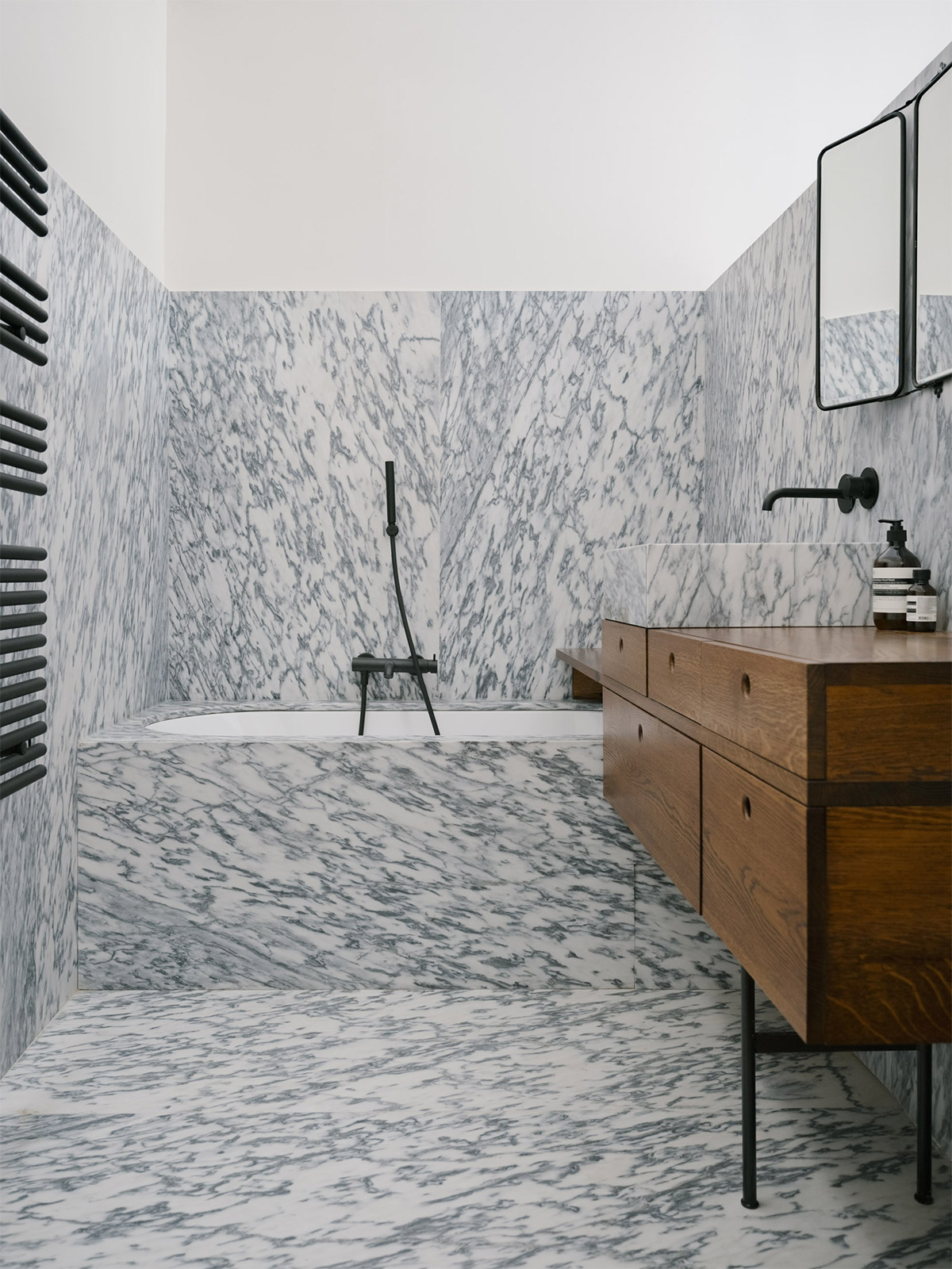 Salle de bains avec ébénisterie en chêne teinté / tablette relevable, marbre Pele de Tigre / mitigeur noir thermostatique