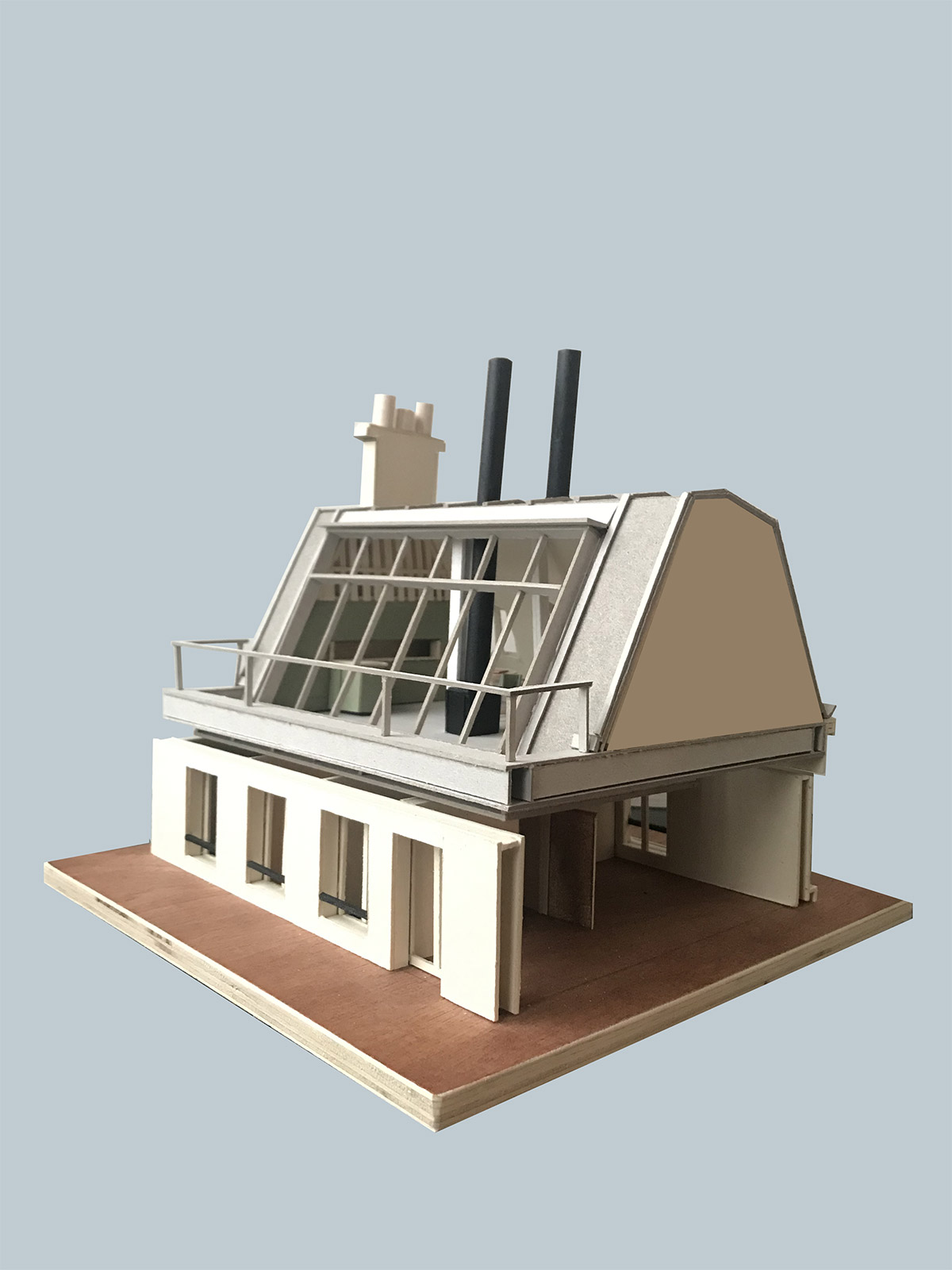 Vue de coté de la maquette du projet "la maison suspendue" : surélévation du toit d'un immeuble avec une grande baie vitrée inclinée