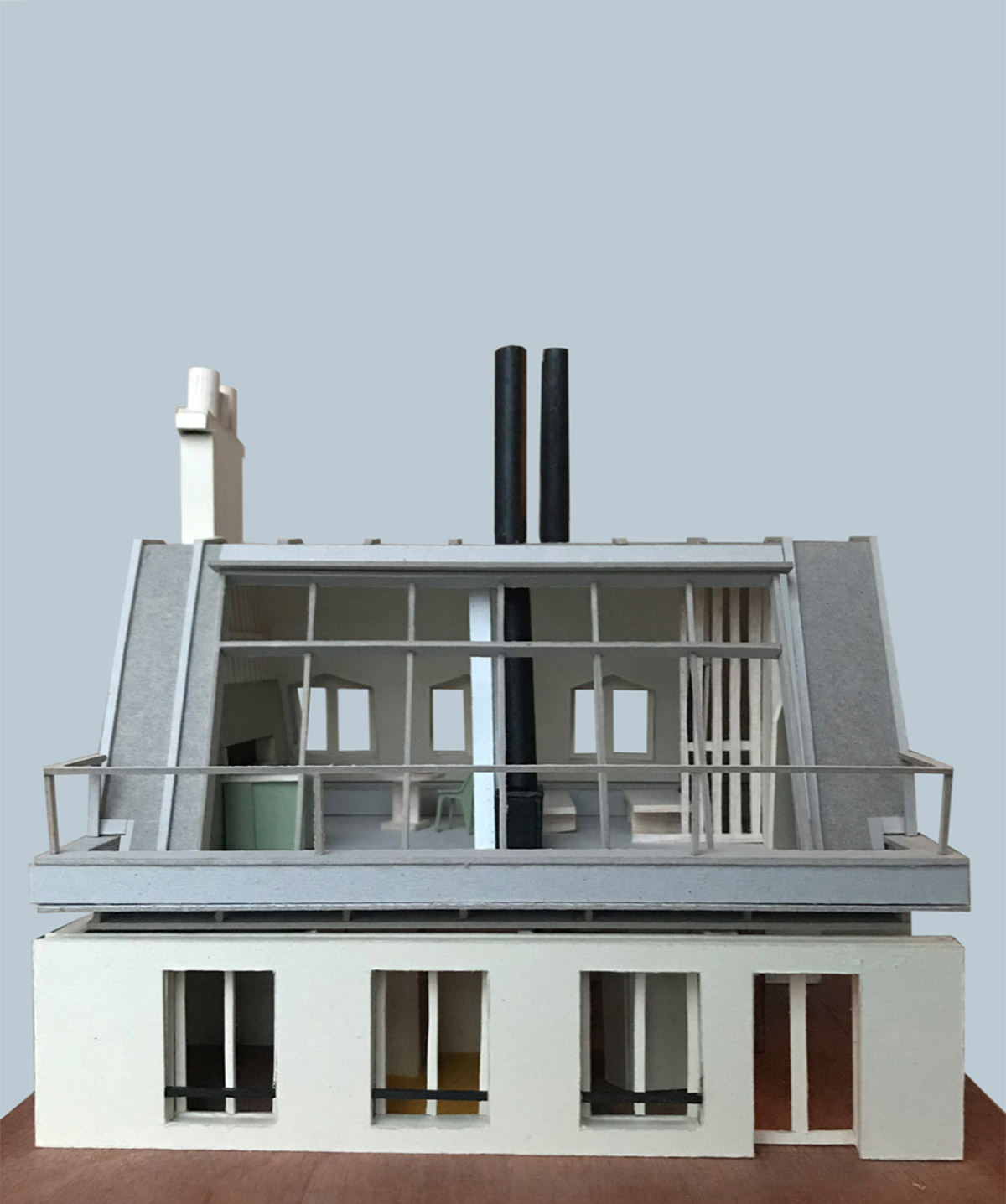 Vue de face de la maquette du projet "la maison suspendue" : ajout d'un étage à un immeuble parisien