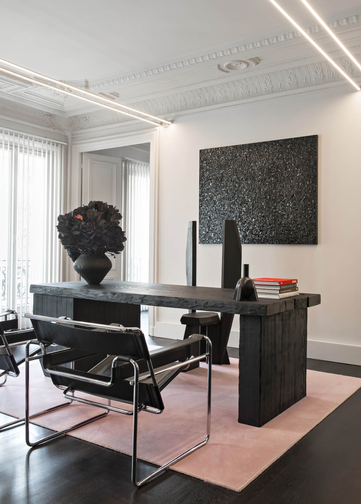 Salle de bureau dans l'agence Youssef Marquis avec trône Mathiaut derrière un bureau et cadre en pate de verre Murano au mur