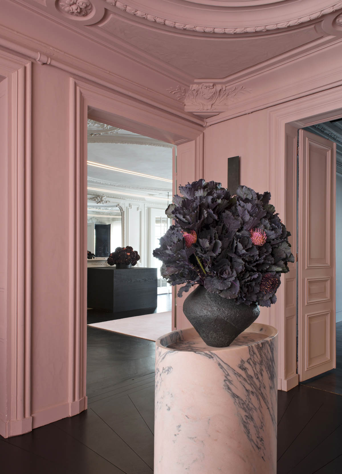 Circular entrance hall with pink walls in the offices Youssef Marquis agency