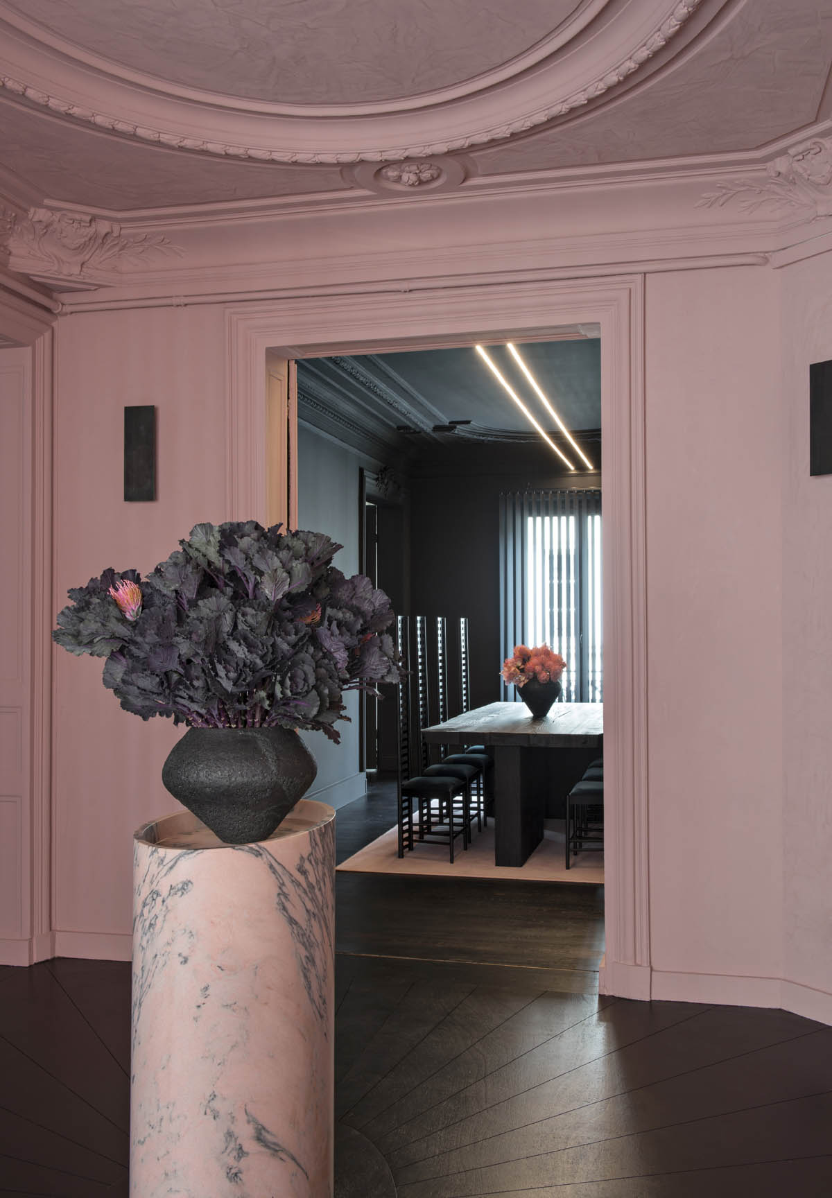 Entrance hall with flowers onto a pink marble base in the offices the Youssef Marquis agency