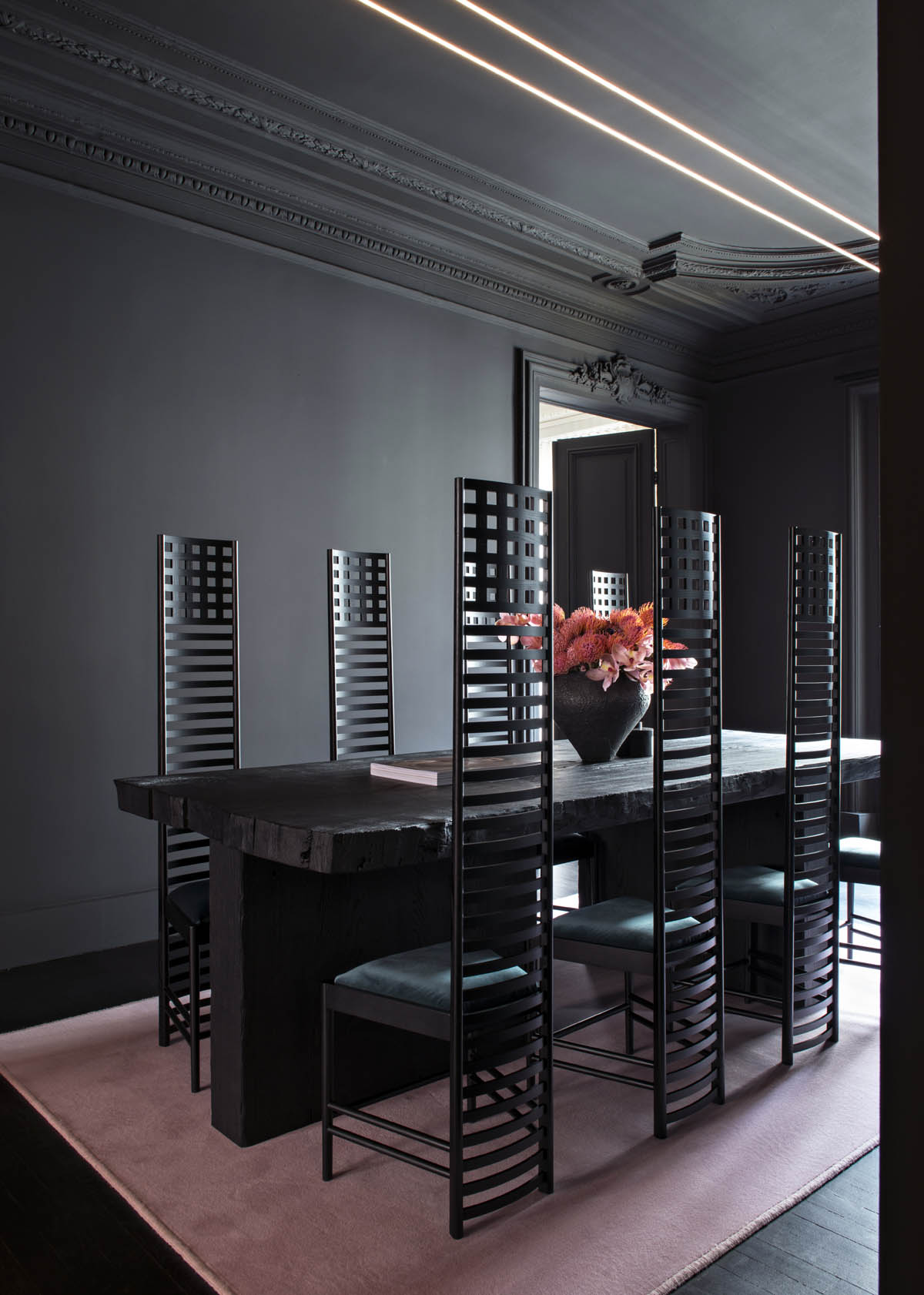 Salle de réunion avec table en bois brulé et chaises mackintosh dans les bureaux de l'agence Marquis