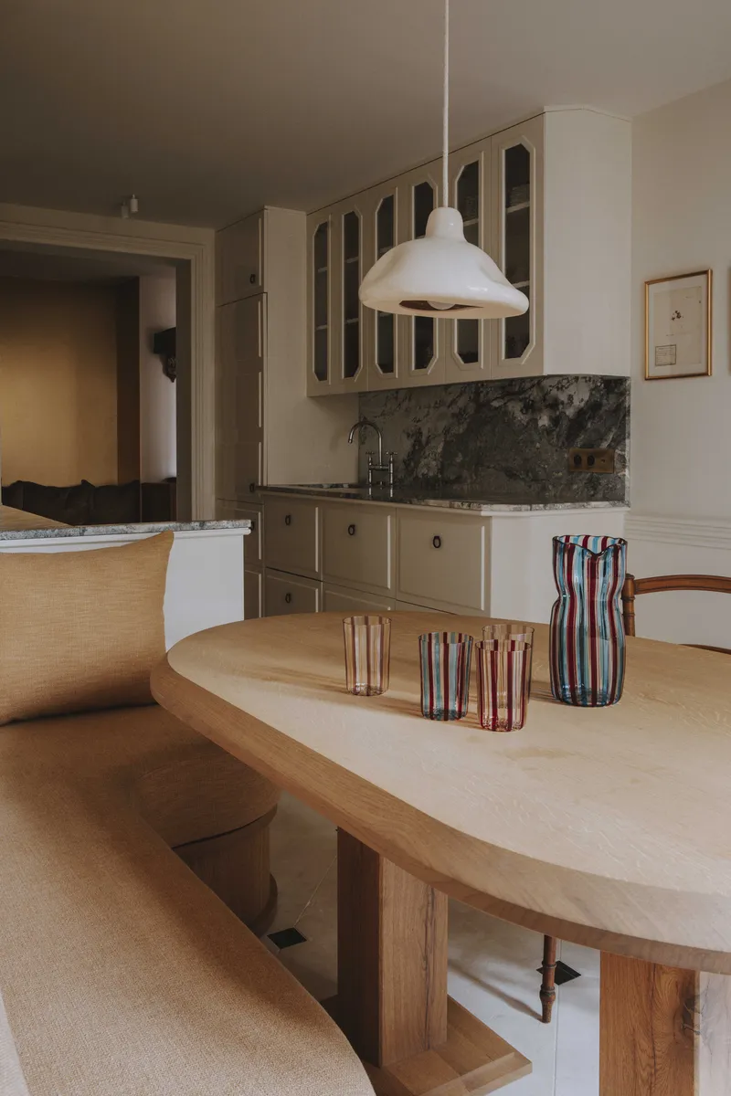 Art de la table dans une cuisine au style serein et épuré.