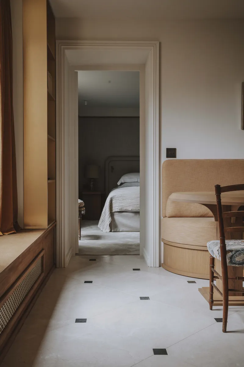 Perspective sur une chambre dans un appartement parisien haut de gamme.