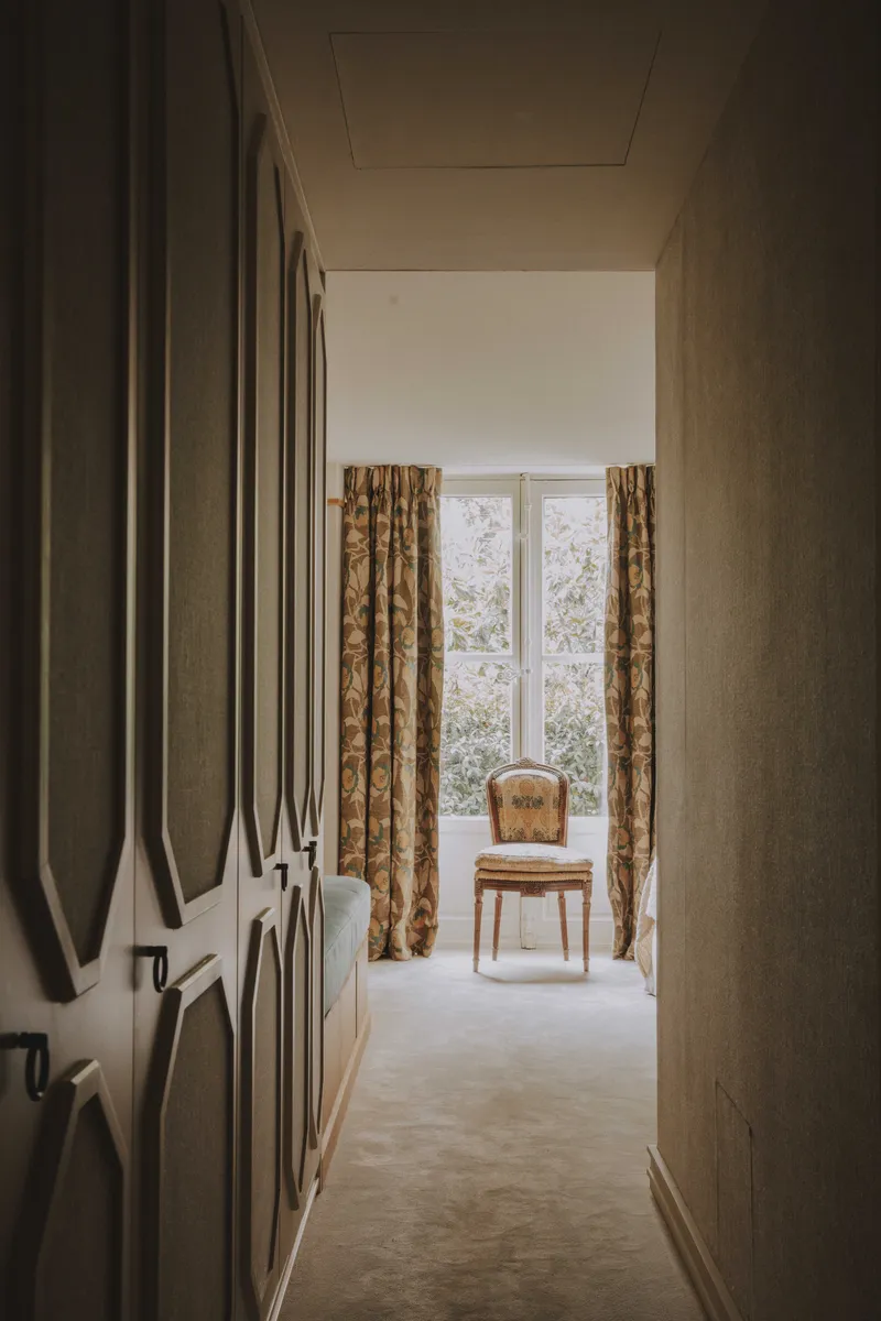 Dressing avec moulures géométriques art déco et rideaux Pierre Frey.