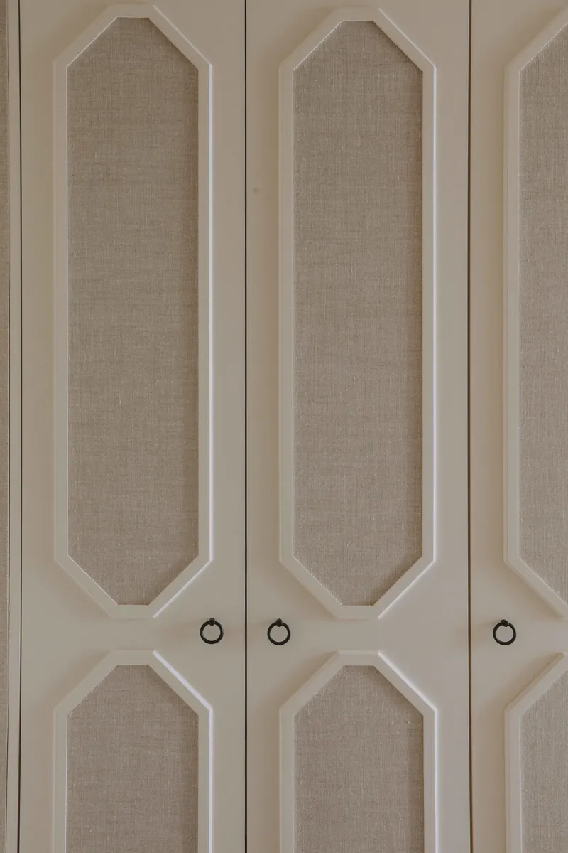 Détail de dressing blanc avec moulures parisiennes style Joseph Dirand.