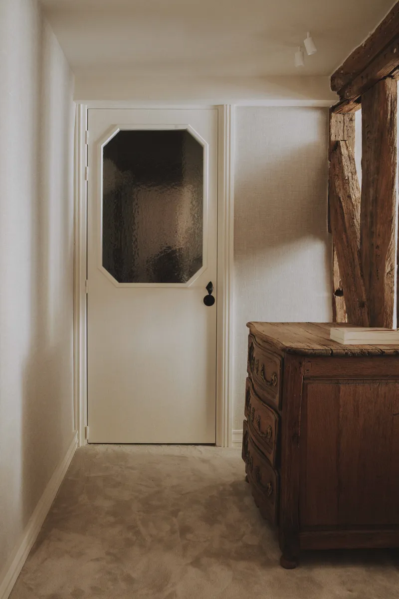 Porte sur mesure en verre gougé avec poignée olive.