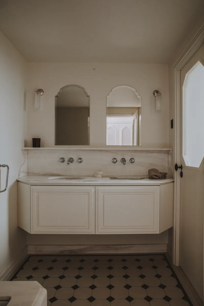 Salle de bain art déco avec géométrie raffinée et miroirs biseautés sur mesure.