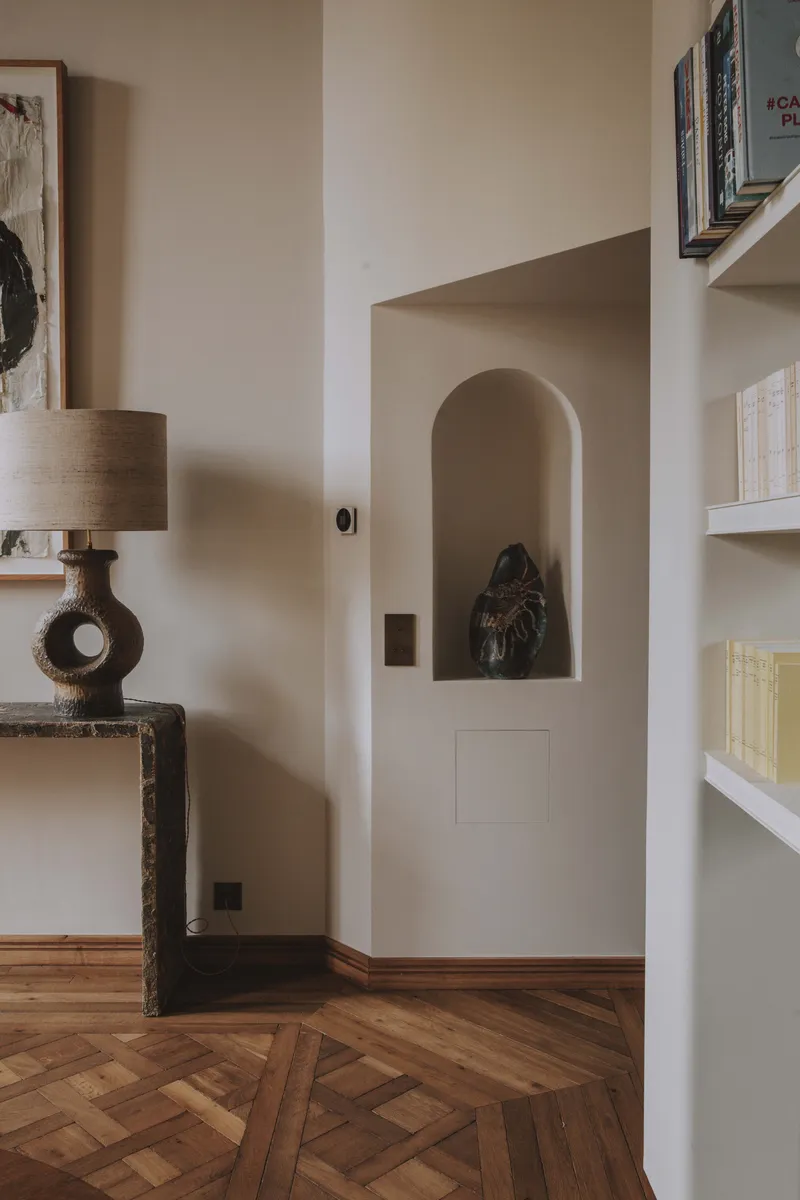 Niche en cul-de-poule mettant en valeur une œuvre d’art.